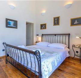 3 Bedroom villa with Pool, Jacuzzi and Sea Views in Omis, Sleeps 6